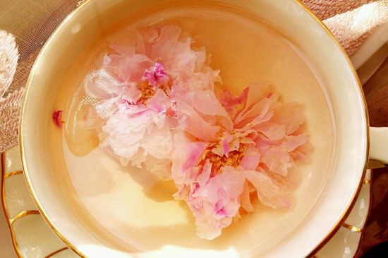 玫瑰花茶的功效與作用，堅(jiān)持喝一個(gè)月玫瑰花茶會(huì)怎樣？