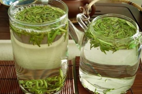 竹葉青和雀舌哪個(gè)貴，竹葉<a href=http://m.outwitseo.com/fenlei/wulongcha/ target=_blank class=infotextkey>青茶</a>貴嗎？