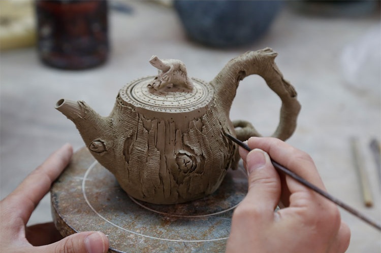仿木外皮紫砂壺，創(chuàng)意木樁手工雕刻紫砂壺